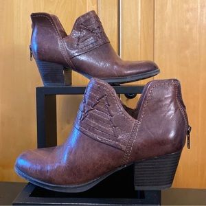 Earth “Merlin” booties Size 7.5
